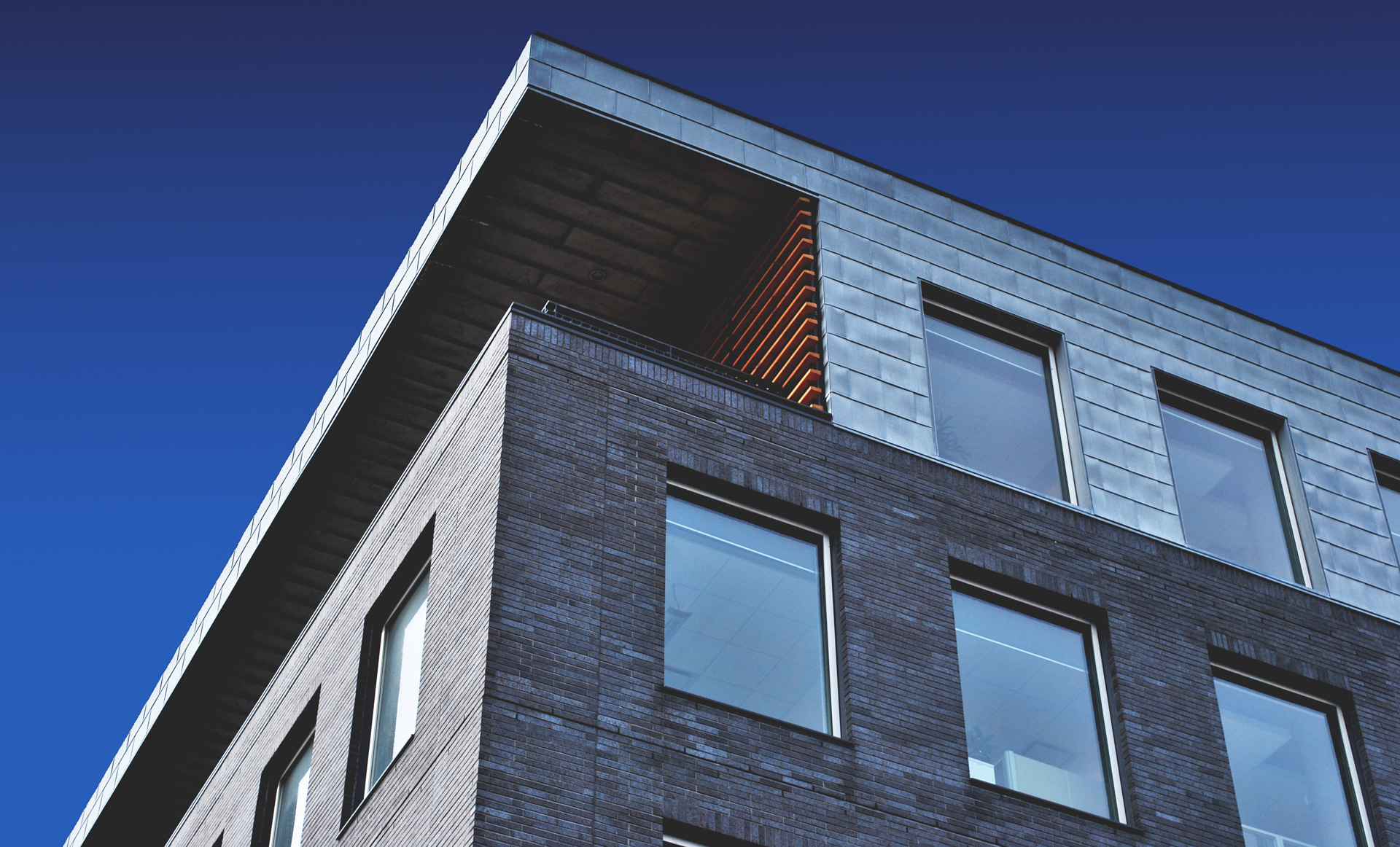 大阪府大東市の株式会社永田タイルは「エコカラット」の施工を中心に、タイル施工や内装・外壁のリフォームなどを手がけています。